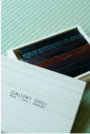 Lacquered Hashioki in wooden box